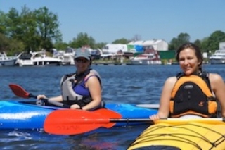 desfrutando de Kayakes na marina